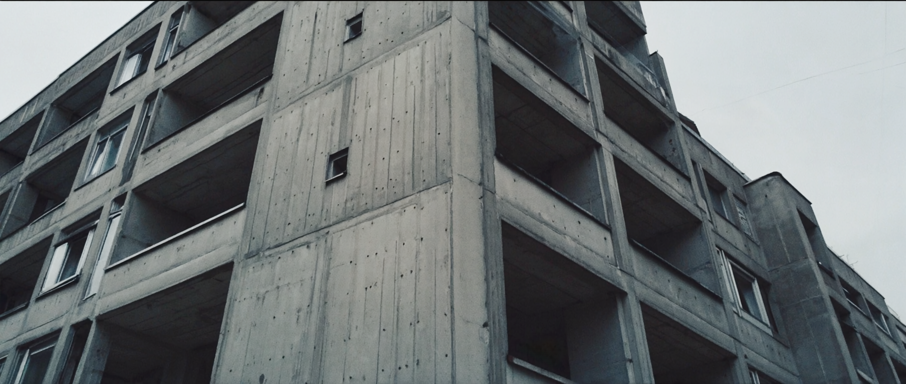 Sichtbeton-Fassade eines brutalistischen Verwaltungsbaus